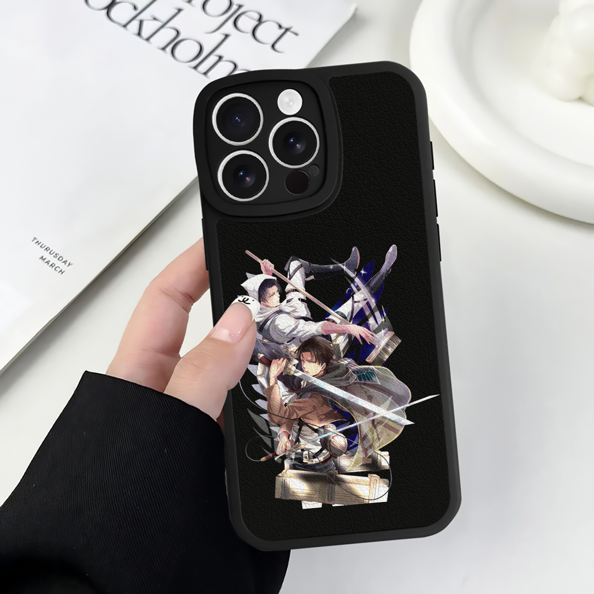 （画像用） 進撃の巨人 リヴァイ·アッカーマン Attack on Titan Levi Ackerman 【iPhone 16シリーズ対応】シリコンスマホケース（レザー調） 材質：シリコン